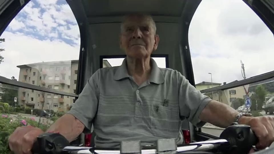 Rentner in einem Elektrofahrzeug.