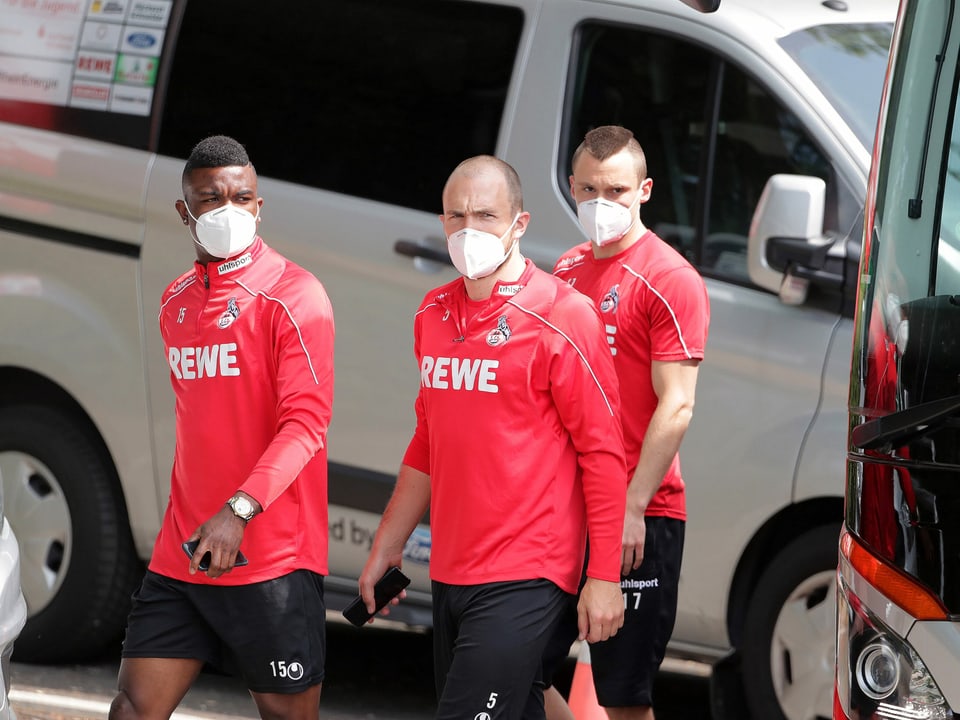 Spieler des 1. FC Köln mit Gesichtsmaske.