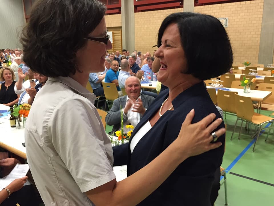 Beide Frauen diskutieren miteinander.