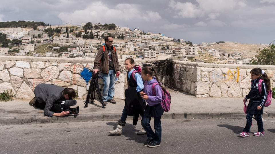 Martin Baer filmt in der israelischen Siedlung  Har Homa mit Blick auf Jerusalem den Schulschluss einer arabischen Mädchenschule