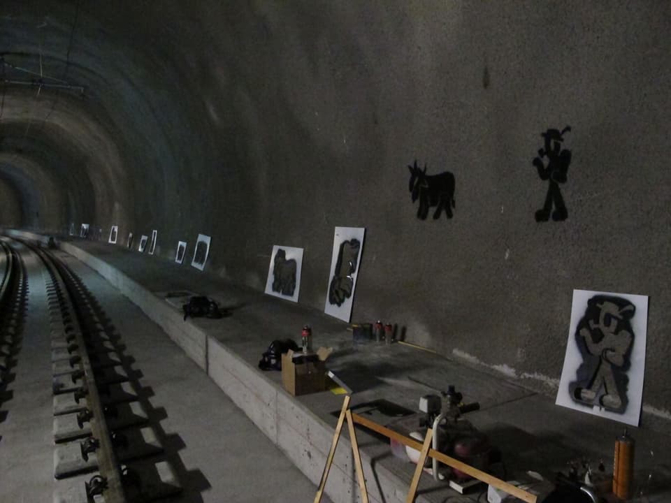Bereit gestellte Figuren an der Tunnelwand