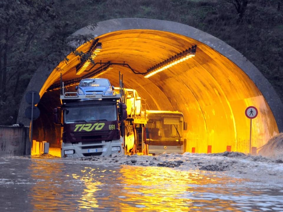Ein Lastwagen steht in einem Tunnel, der unter Wasser steht, und kommt nicht mehr weiter.