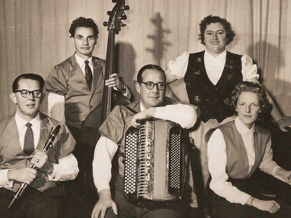 Jost Ribary senior, Kari Kaiser, Ernst Kuratli, Annette Hartmann und Bethly Ribary (v.l.n.r.) posieren mit ihren Instrumenten.