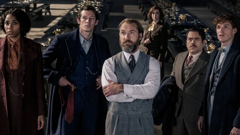 Gruppenbild der sechsköpfigen Heldentruppe von «Fantastic Beasts».