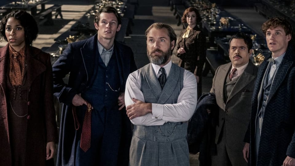 Gruppenbild der sechsköpfigen Heldentruppe von «Fantastic Beasts».