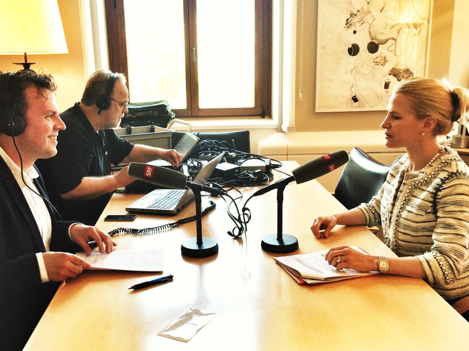 Tagesgesprächs-Leiter Marc Lehmann sitzt an einem Tisch gegenüber Liechtensteins Aussenministerin Aurelia Frick. Auf dem Tisch stehen zwei Mikrofone.