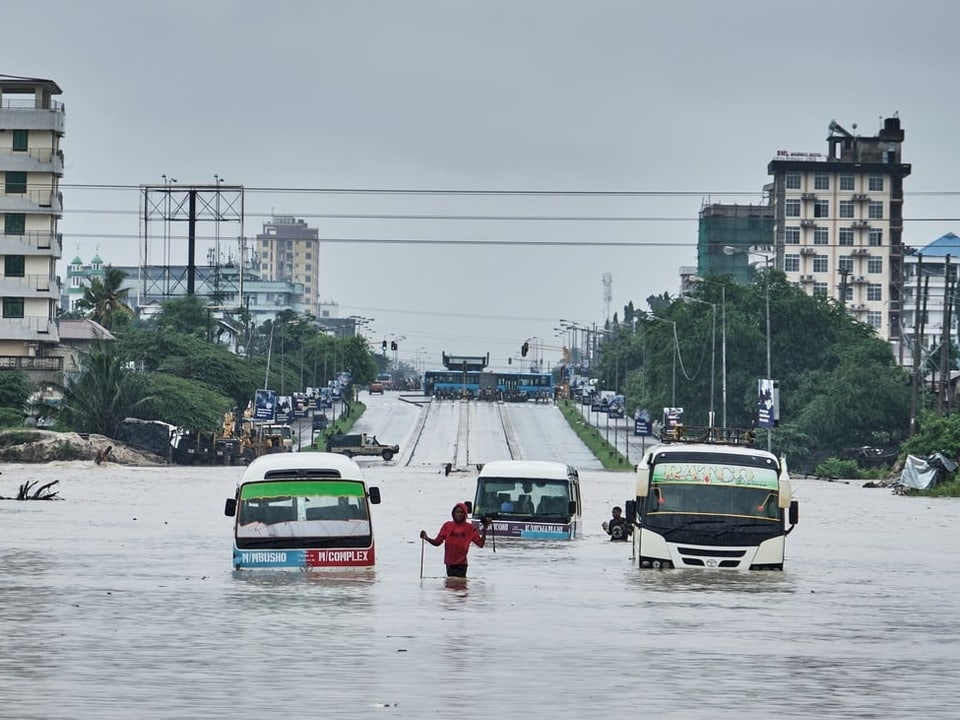 Busse auf einer überschwemmten Strasse 