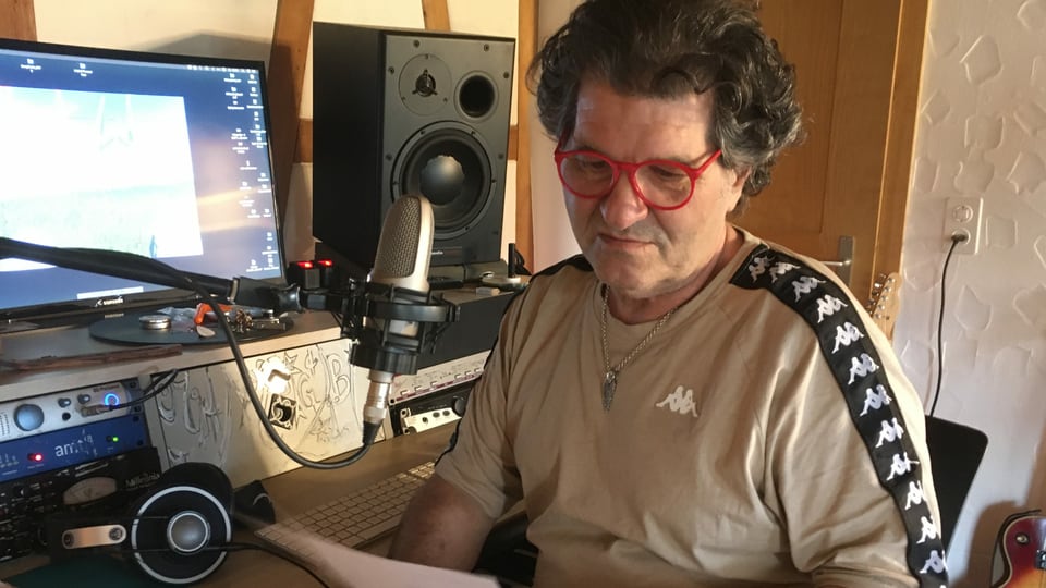 Salvo in seinem Studio in der Wohnung in Berg (SG).
