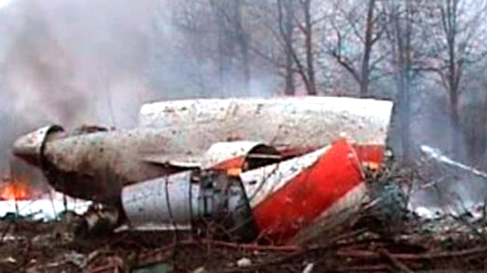 Brennendes und rauchendes Flugzeug-Wrack im russischen Smolensk.