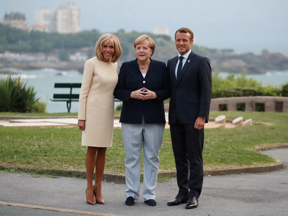 Brigitte, Merkel, Macron.