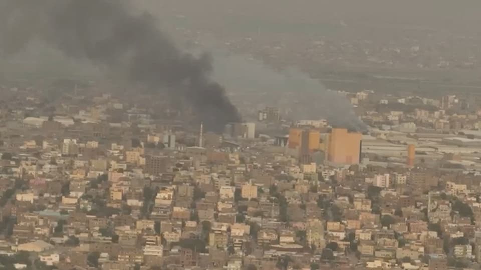 Rauch über dem Industriegebiet von Khartum