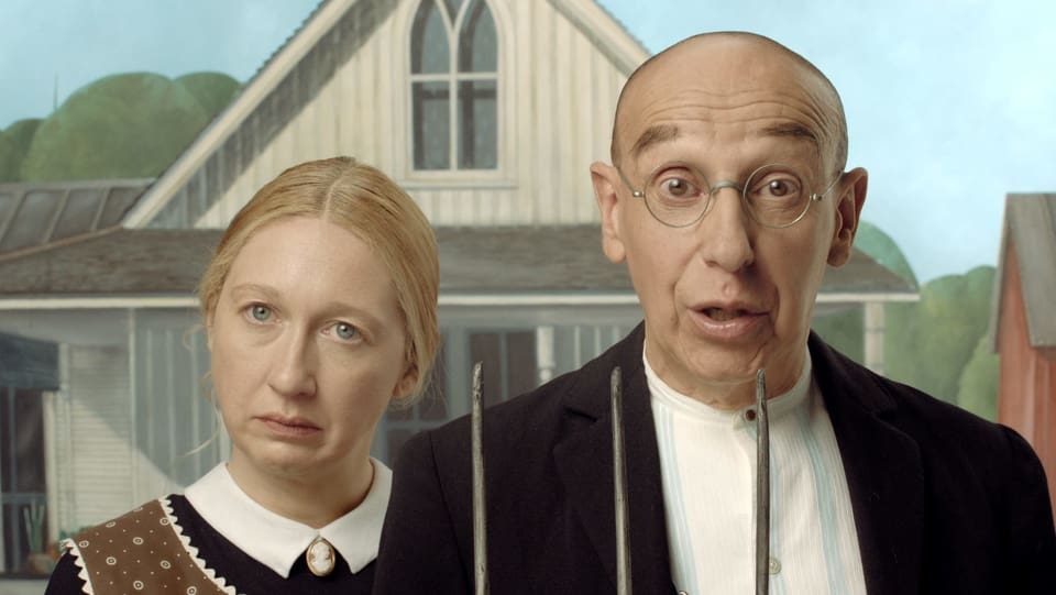Wenn die Porträtierten von ihrem Gemälde berichten. Die Porträtieren des Gemäldes "American Gothic" blicken verdutzt in die Kamera.