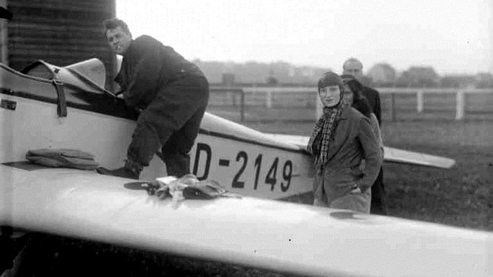 Margaret Fusbahn und Heinz-Werner Fusbahn vor einem Klemm-Leichtflugzeug.