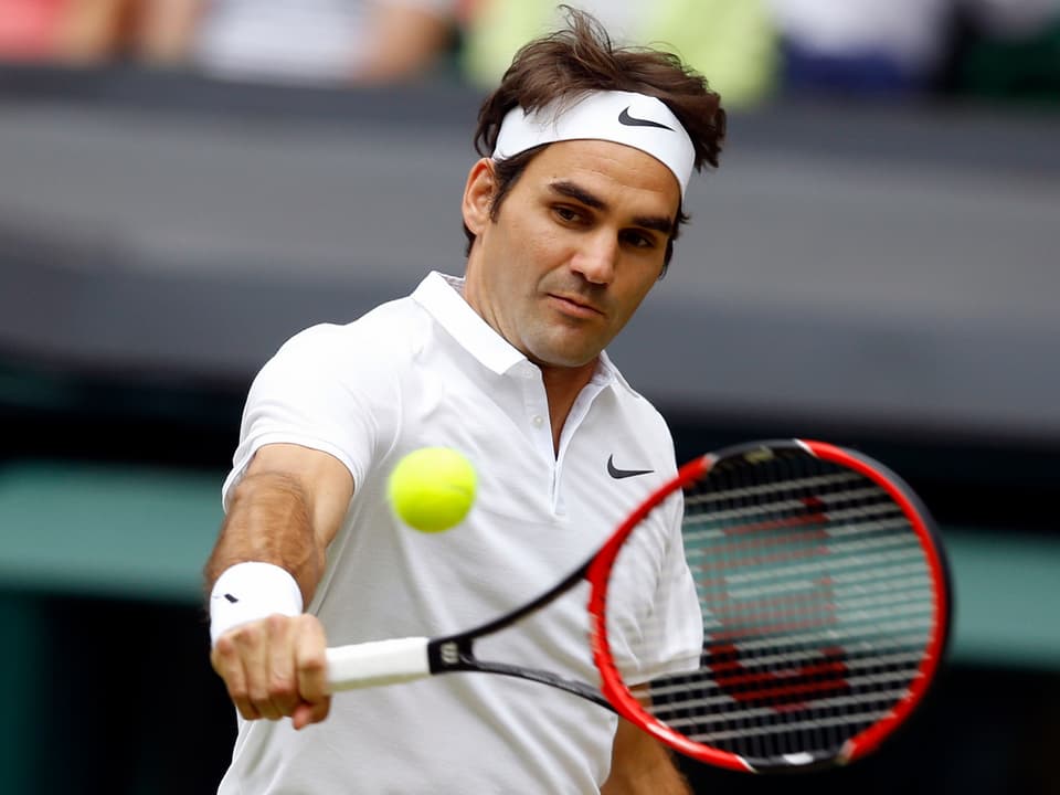 Roger Federer schlägt eine Rückhand.