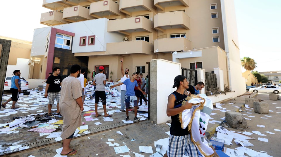 Hunderte Gegner der Islamisten stürmten das Büro der Partei für Aufbau und Entwicklung  in der Hauptstadt Tripolis.