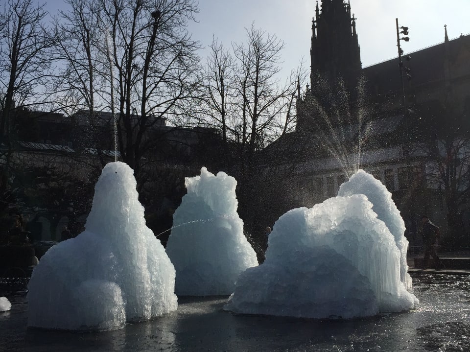 Tinguely-Brunnen in Basel eingefroren.