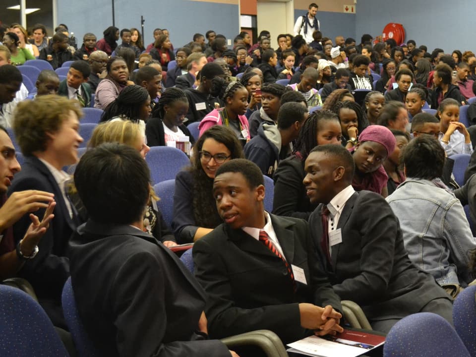 Schüler in grossem Hörsaal der «African Leadership Academy»