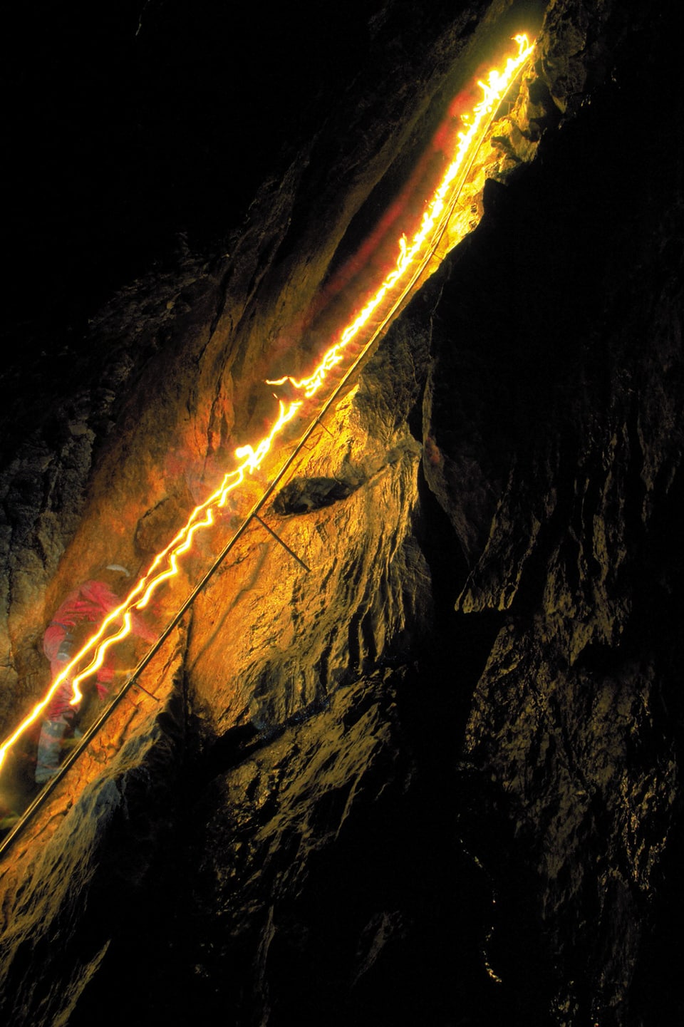 Höhlenforscher klettern die «Böse Wand» empor.