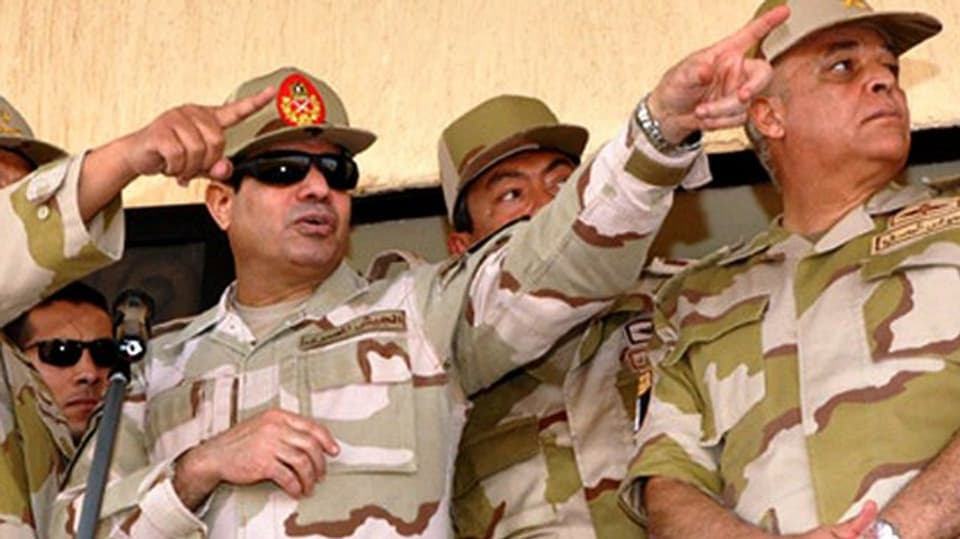 al-Sisi zeigt mit Finger nach links.