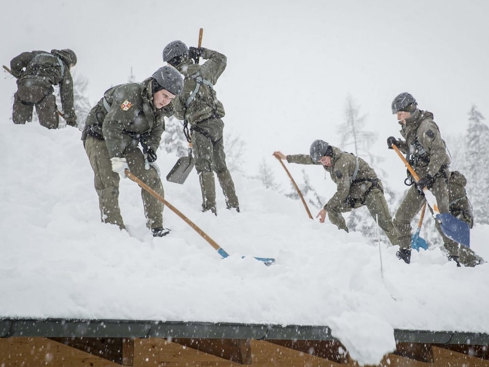 Soldaten beim Schneeräumen