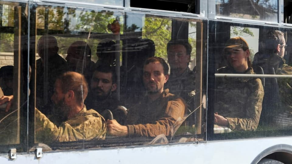 Ein Bus mit Angehörigen der ukrainischen Streitkräfte, die sich im Stahlwerk Asowstal ergeben haben, fährt davon.