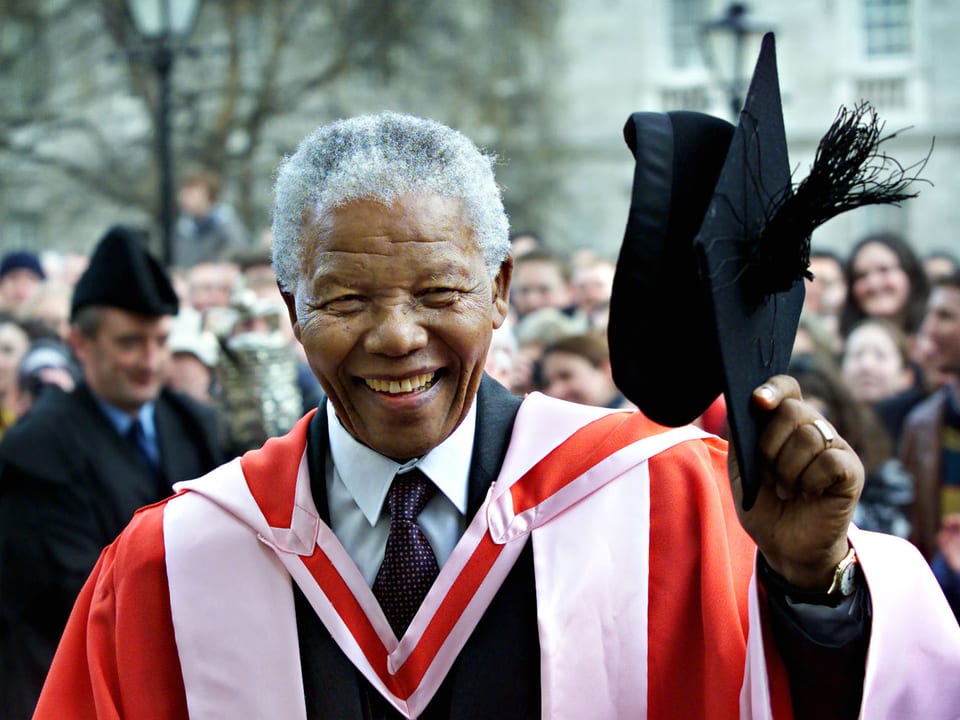 Mandela erhält am Trinity-College in Dublin den Doktorenhut (1998)