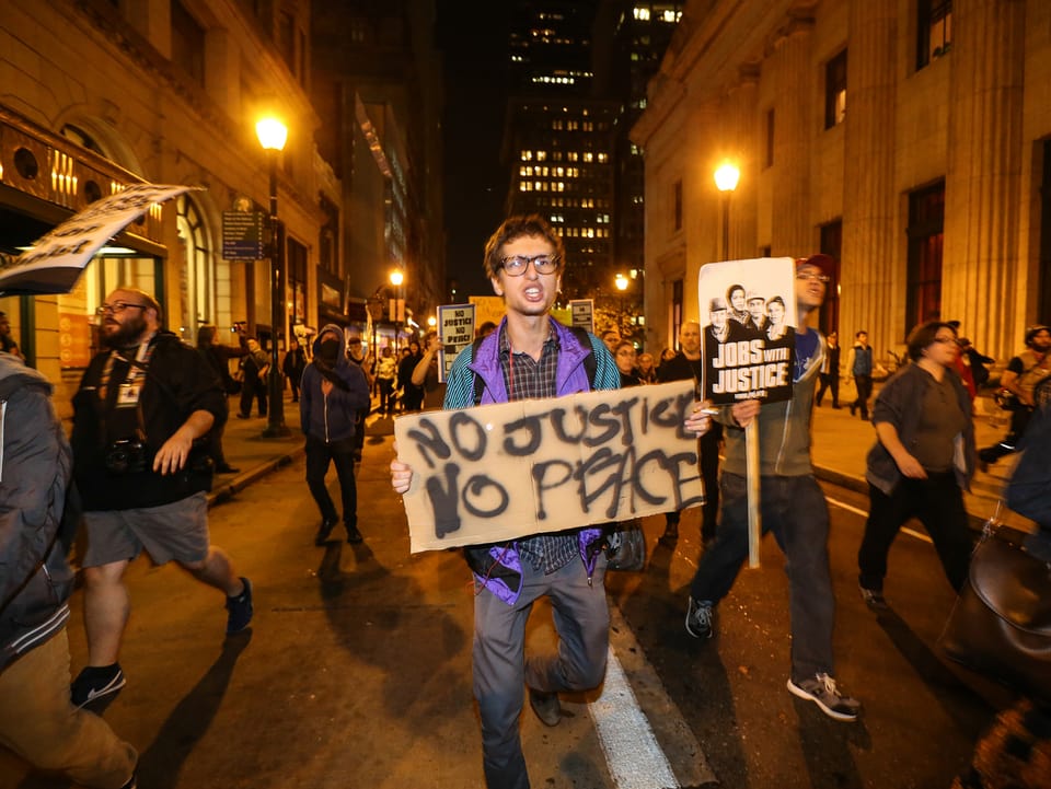 Protestierende mit Plakaten in Philadelphia
