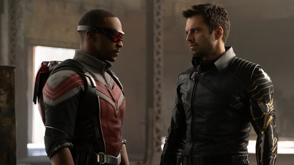 Die zwei Protagonisten der neuen Marvel-Serien starren sich an.