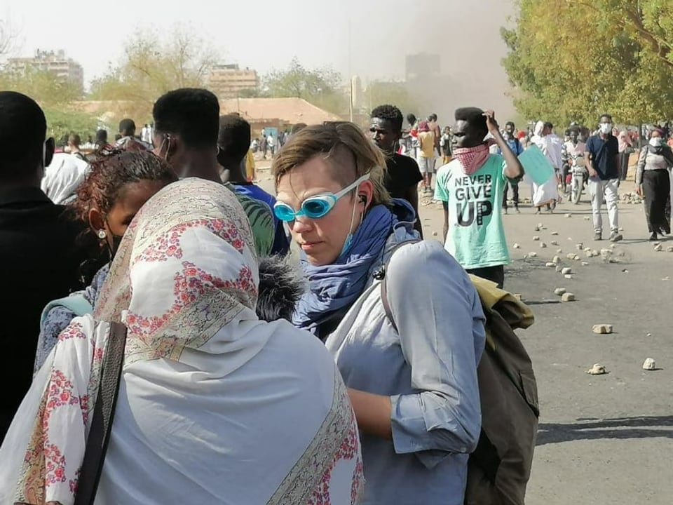 Afrika-Korrespondentin Anna Lemmenmeier sitzt mti kugelsicherer Ausrüstung in einem Helikopter im Sudan.