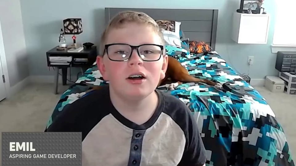 Der 11-jährige Emil blickt in seinem Schlafzimmer frontal in seine Webcam.
