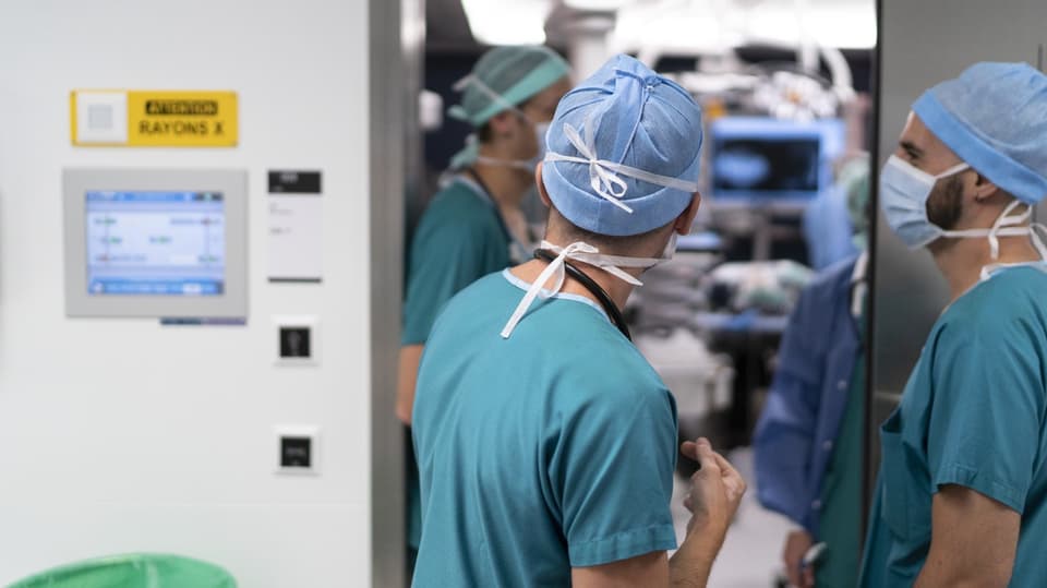 Ärzte stehen vor einem Operationssaal