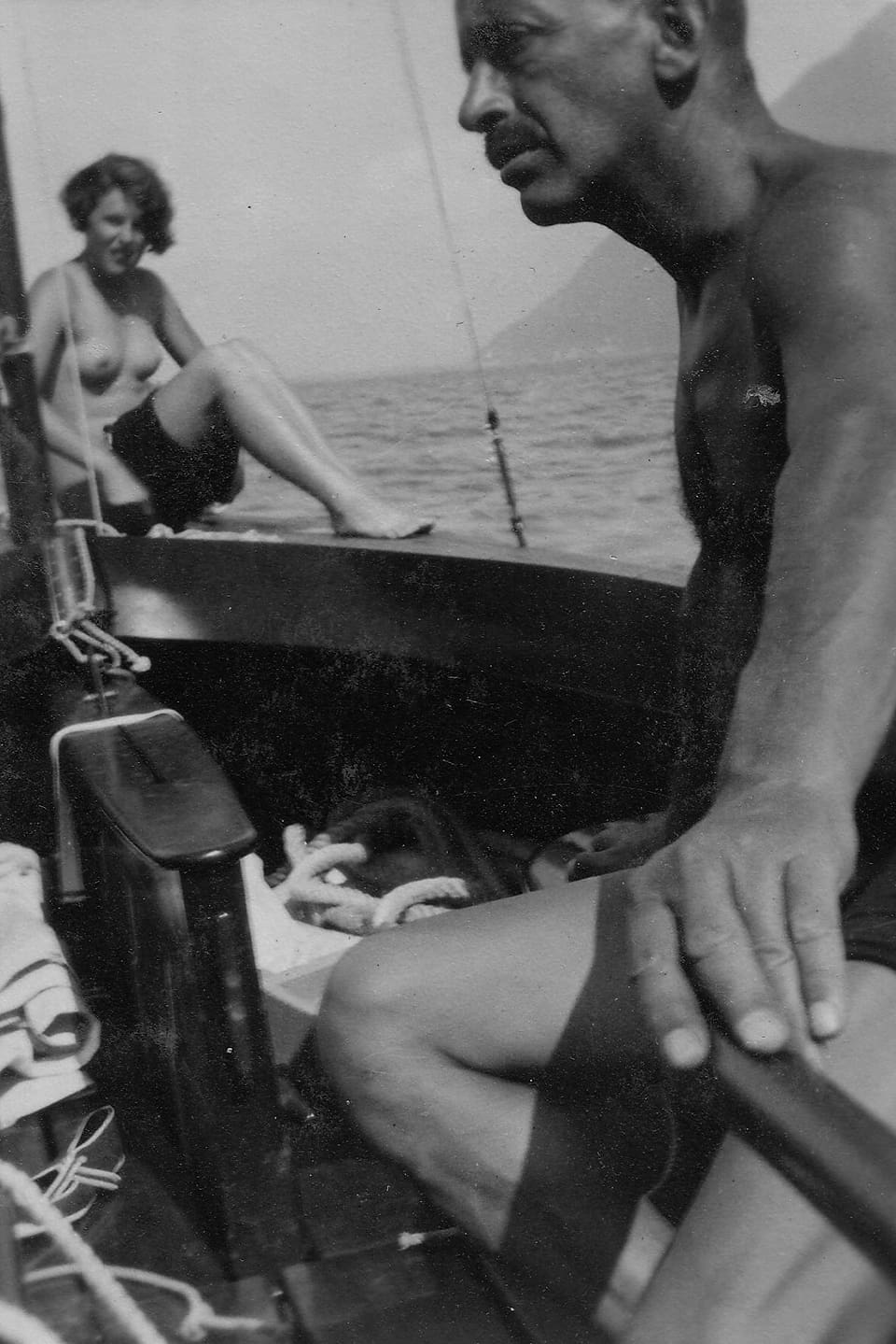 Max Emden auf seinem Boot.