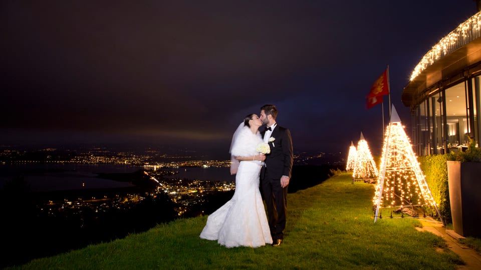 Iva Bencic und Sandro Cavegn küssen sich in abendlicher Stimmung mit Blick auf den Zürichsee
