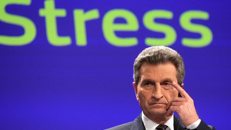 Günther Oettinger  – im Hintergrund das Wort «Stress»
