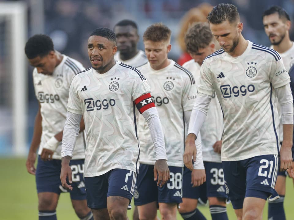 Ajax-Spieler lassen die Köpfe hängen.