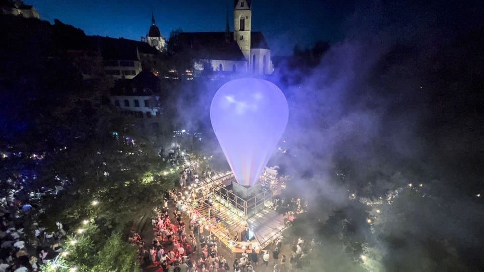 Ausgeleuchteter Luftballon an der Badenfahrt