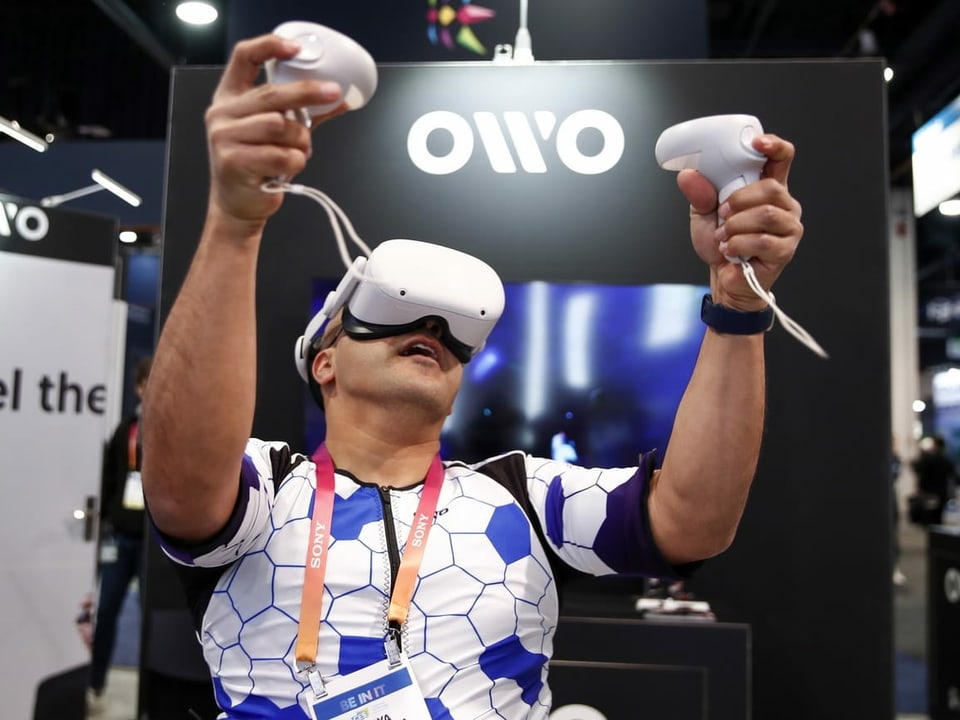Ein Besucher testet das VR-Gaming System.