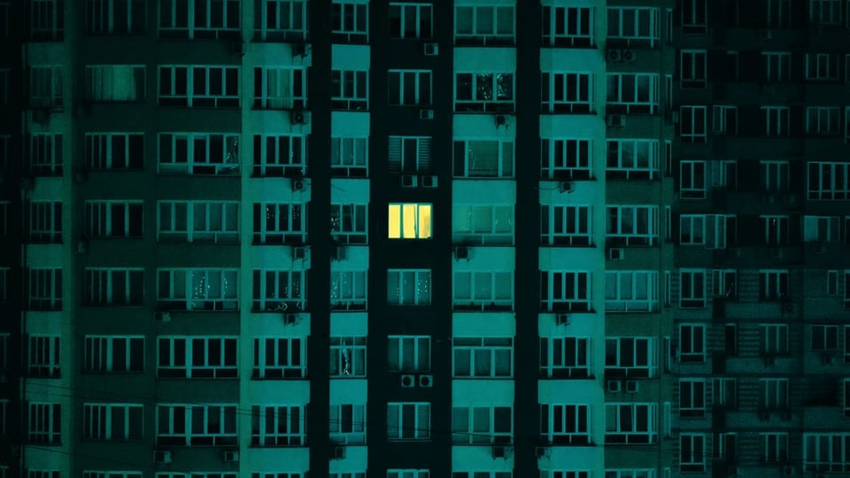 Wohngebäude bei Nacht.