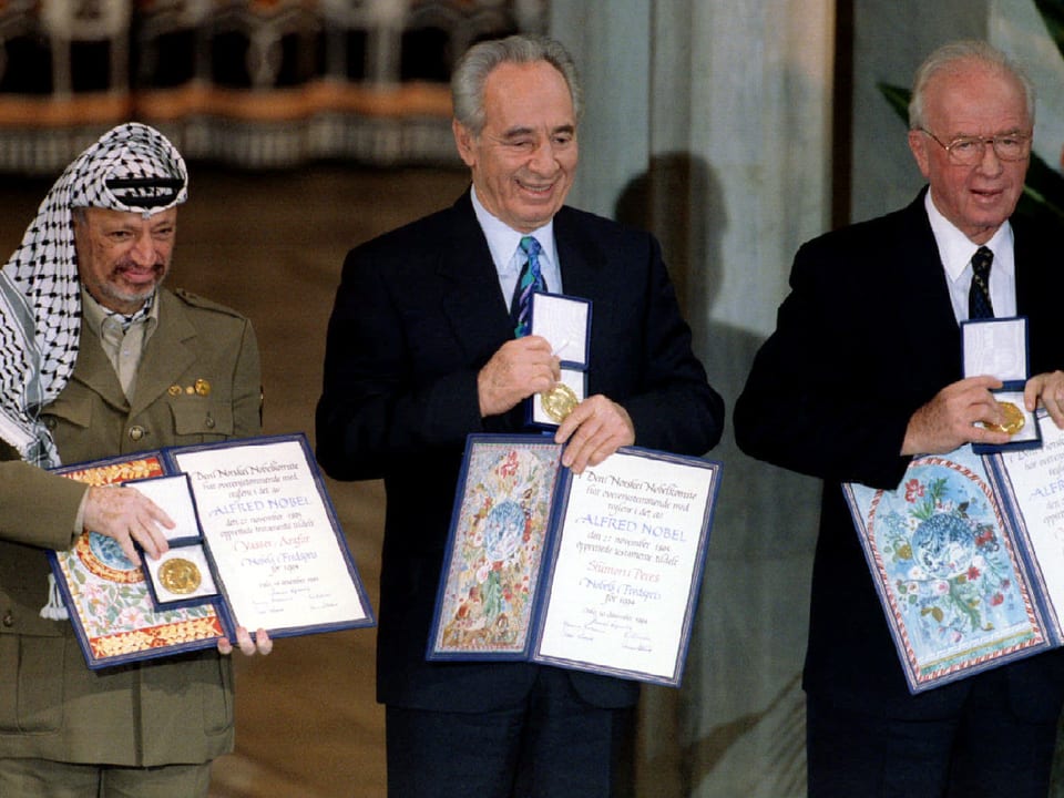 Arafat, Peres und Rabin zeigen ihre Nobelpreis-Auszeichnung