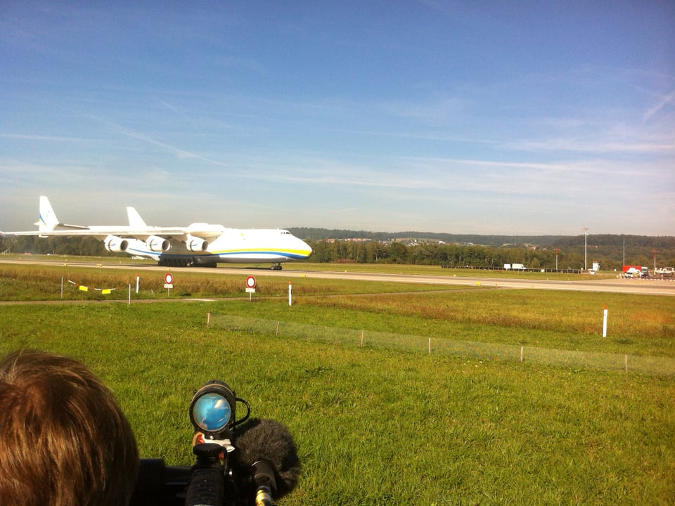 Die Antonov An-225 setzt auf der Landebahn auf