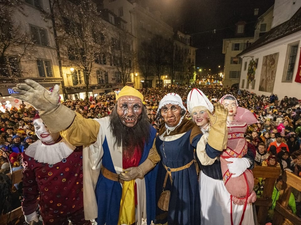 Maskierte Menschen in der Altstadt von Luzern. 