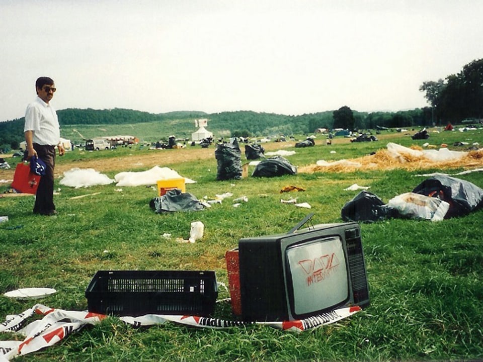 Fernsehnildschirm und anderer Abfall auf der Wiese.