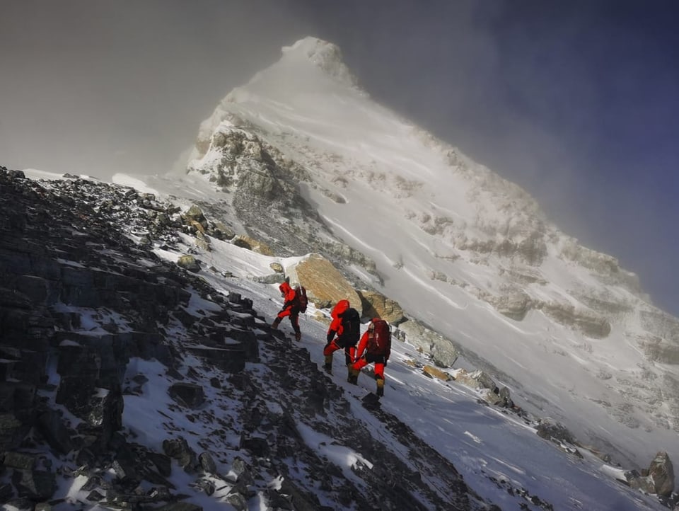 Chinesische Bergsteiger auf dem Weg zum Gipfel des Mount Everests.