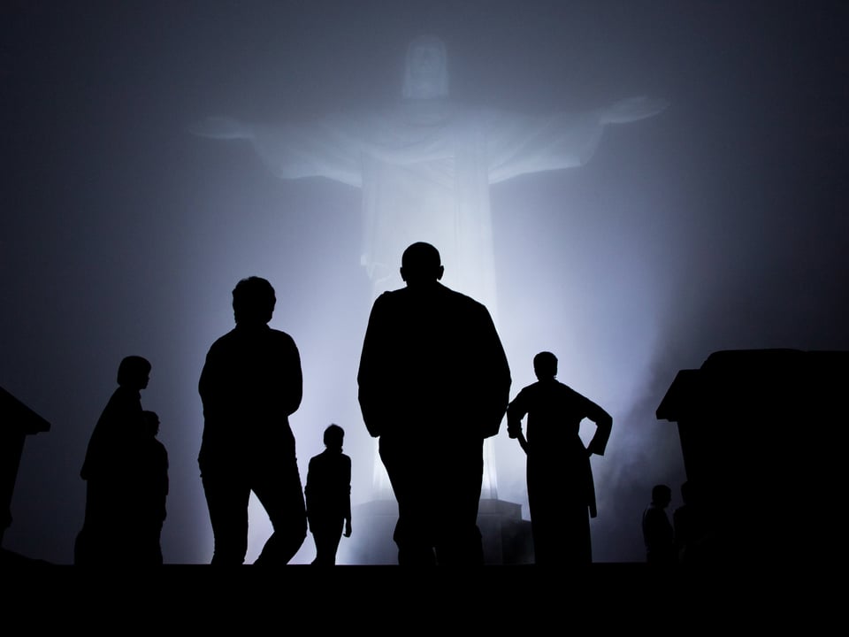 Obamas Silhouette steht vor der beleuchteten Jesus-Statue in Rio de Janeiro. 