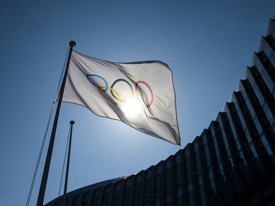 Olympische Flagge vor der Sonne im Winde wehend