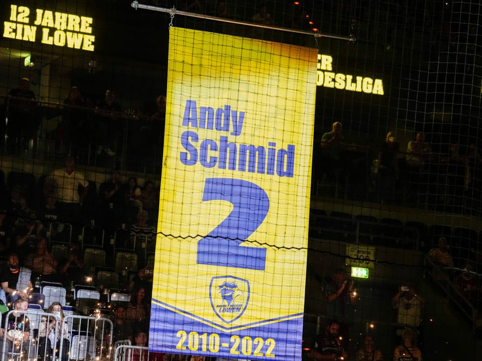 Zu Ehren Schmids wird in Mannheim ein Banner an die Decke gezogen.