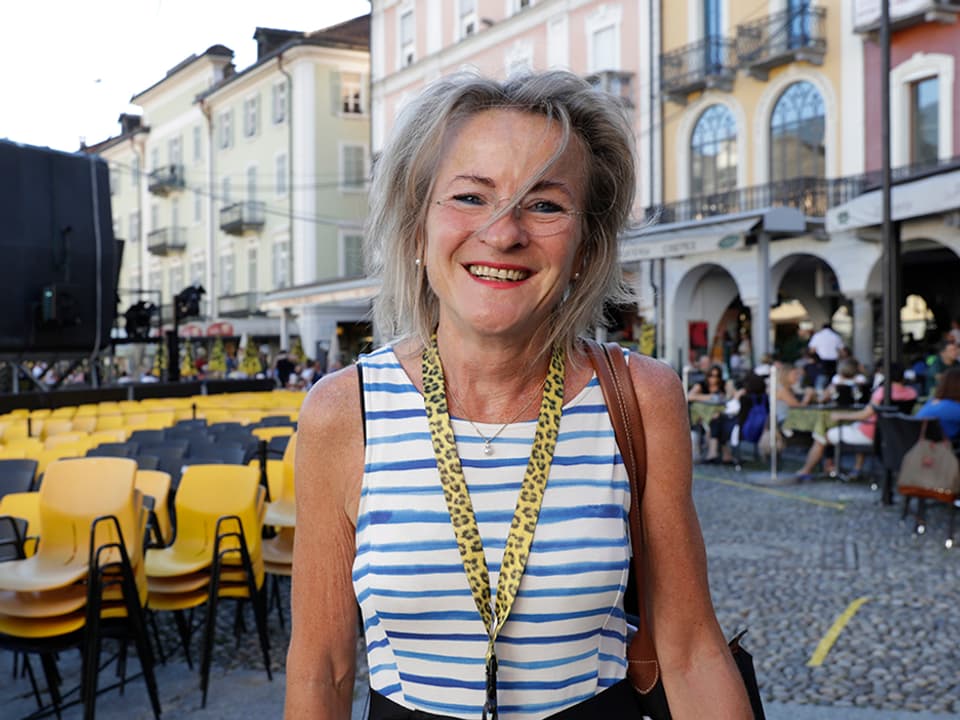 Frau auf der Piazza Grande