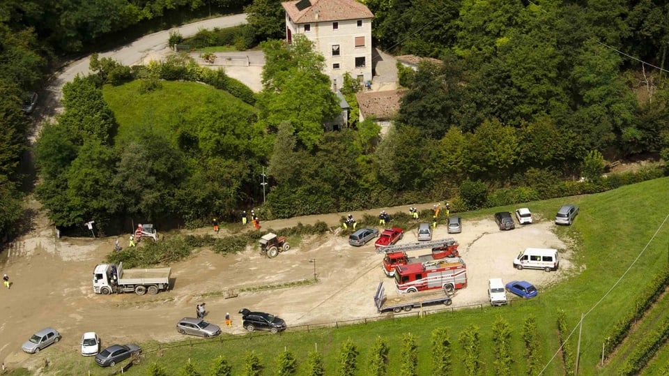 Autos und Rettungswagen am Unglücksort in Molinetto della Croda 