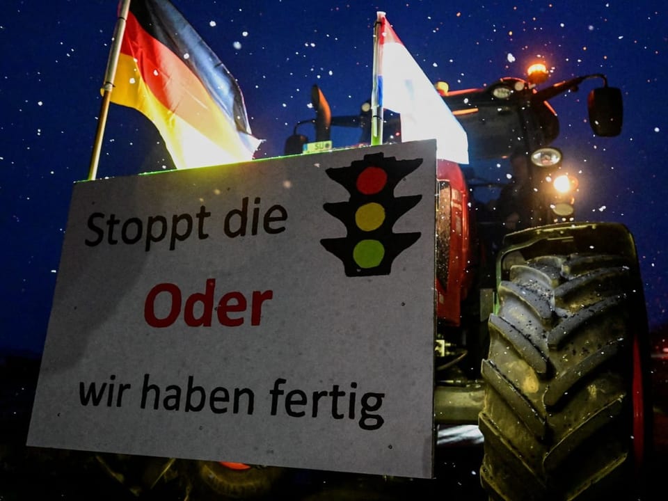 Traktor mit einem Plakat "Stoppt die Ampel oder wir haben fertig"