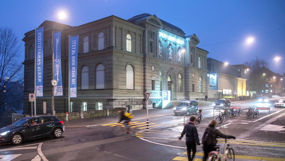 Grosses Gebäude in der Dämmerung.